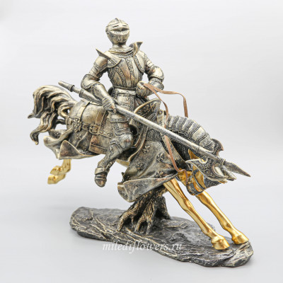 Фигурка рыцарь на коне с копьем