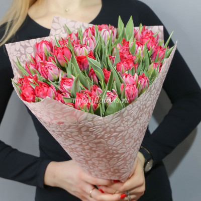 Букет тюльпаны красные махровые 51 шт