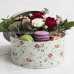 Мини-коробка с цветами и макарони "Ягодный пирог"