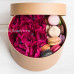 Премиум-коробка с цветами и макарони "Крем-брюле"