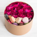Премиум-коробка с цветами и макарони "Крем-брюле"