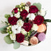 Стандарт-коробка с цветами и макарони "Ягодный Пирог"