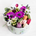 Стандарт-коробка с цветами и макарони "Капкейк"